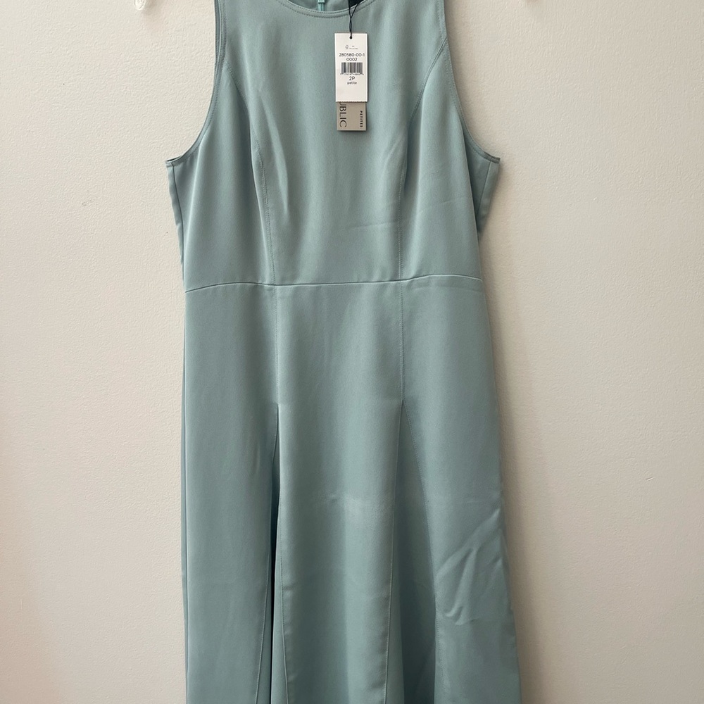 Elegant Sleeveless Dress in Soft Blue